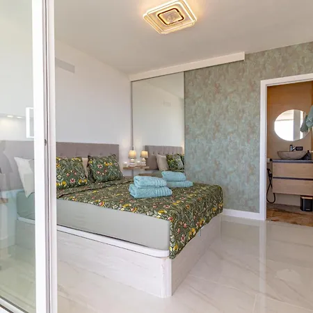 Tucan Next To Siam Park 아데제