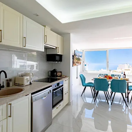 Tucan Next To Siam Park * 아데제