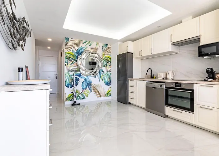 Tucan Next To Siam Park * Адехе